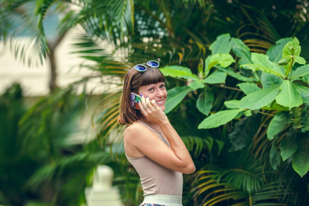 Turista disfrutando su eSIM con datos en Bali, Indonesia