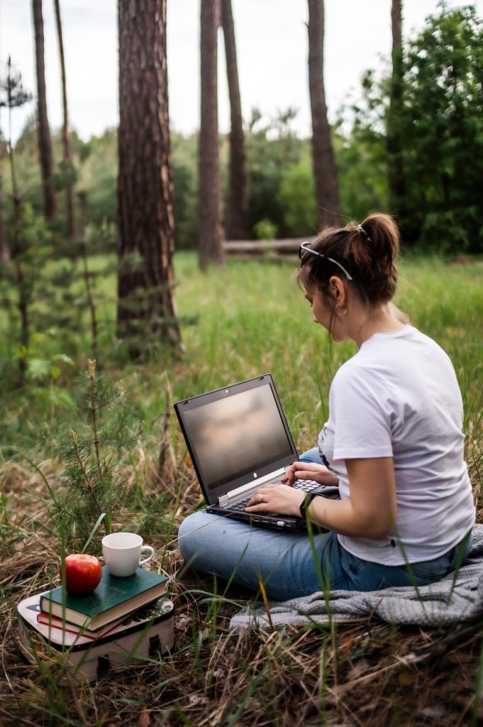 Mujer nómada digital teletrabajando