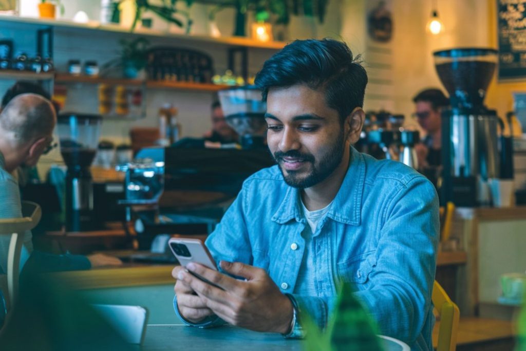 Hombre disfrutando su conexión a internet en India con una eSIM