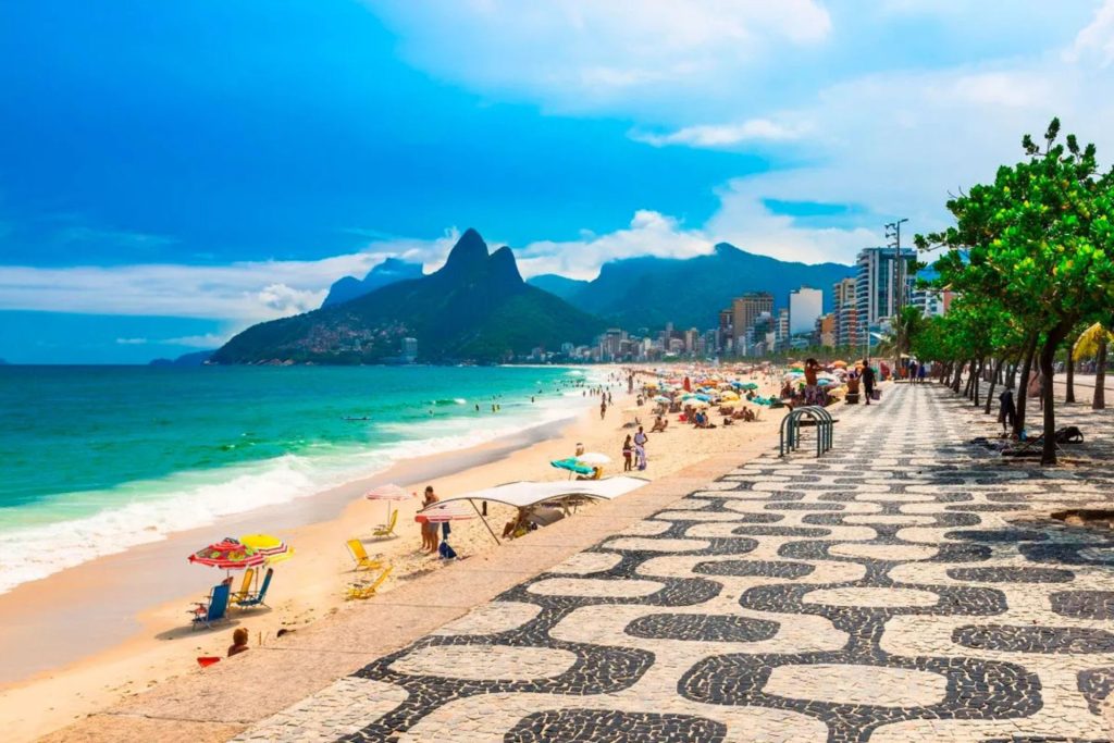 Vista de la playa de Ipanema en Río de Janeiro y el sendero de mosaicos