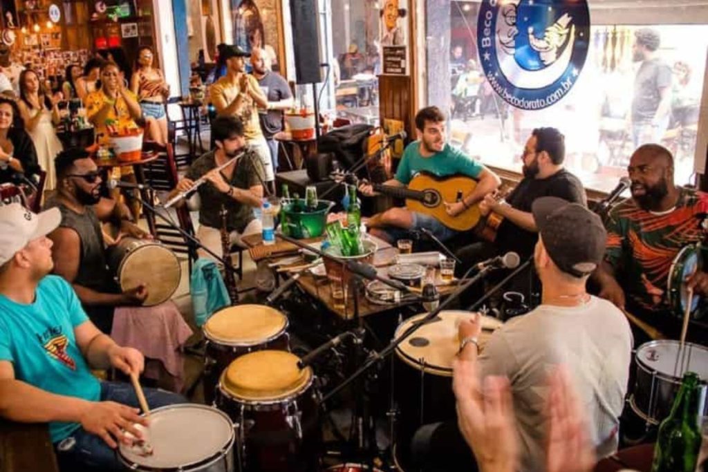 Musicos tocando samba en un lugar de Brasil