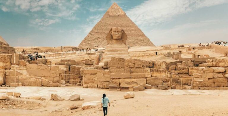 Une vue des pyramides en Egypte.