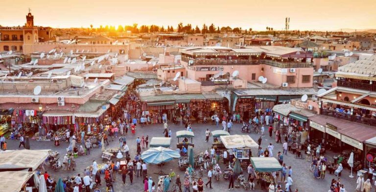 Une photo de la placde à Marrakech au coucher du soleil