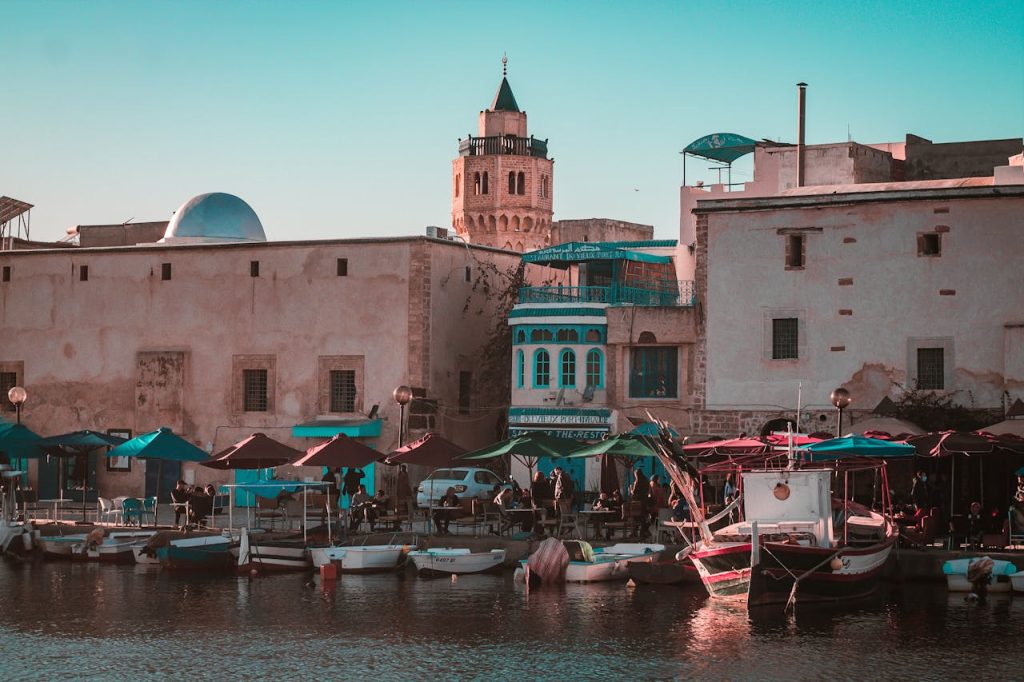 Les maisons du bord de mer de la ville de Bizerte en Tunisie.