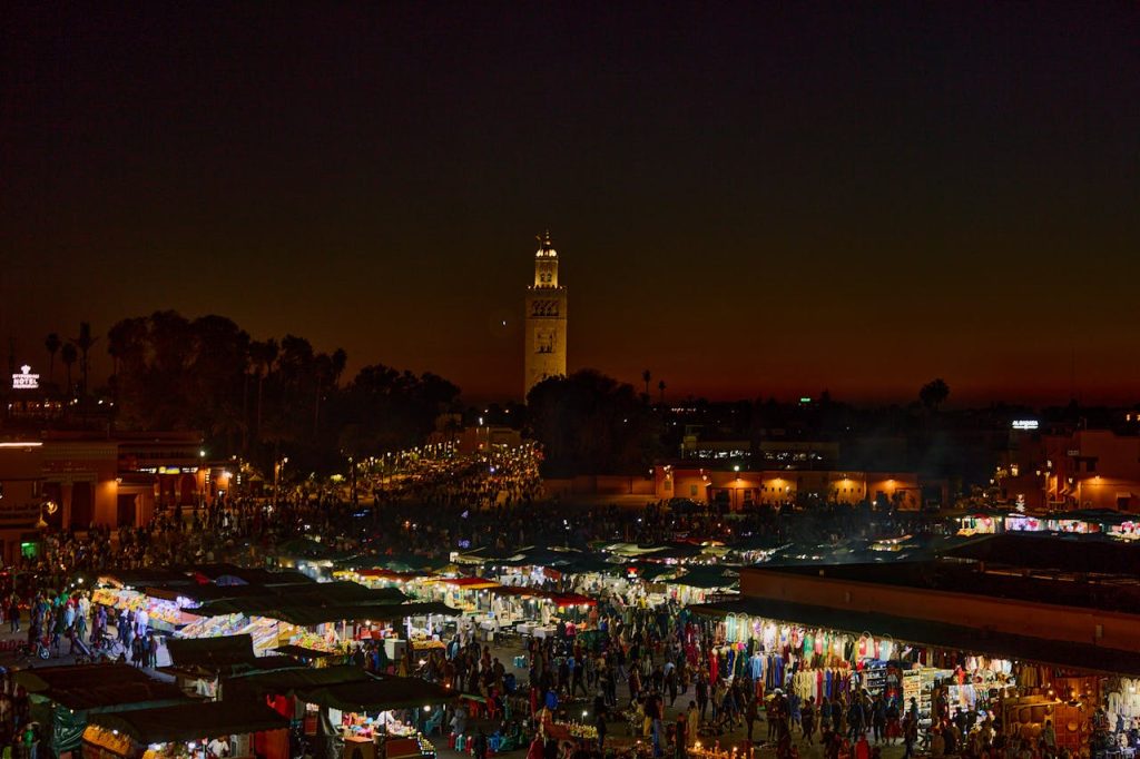 La célèbre place Jamaa Alfna à Marrakech vue de nuit.