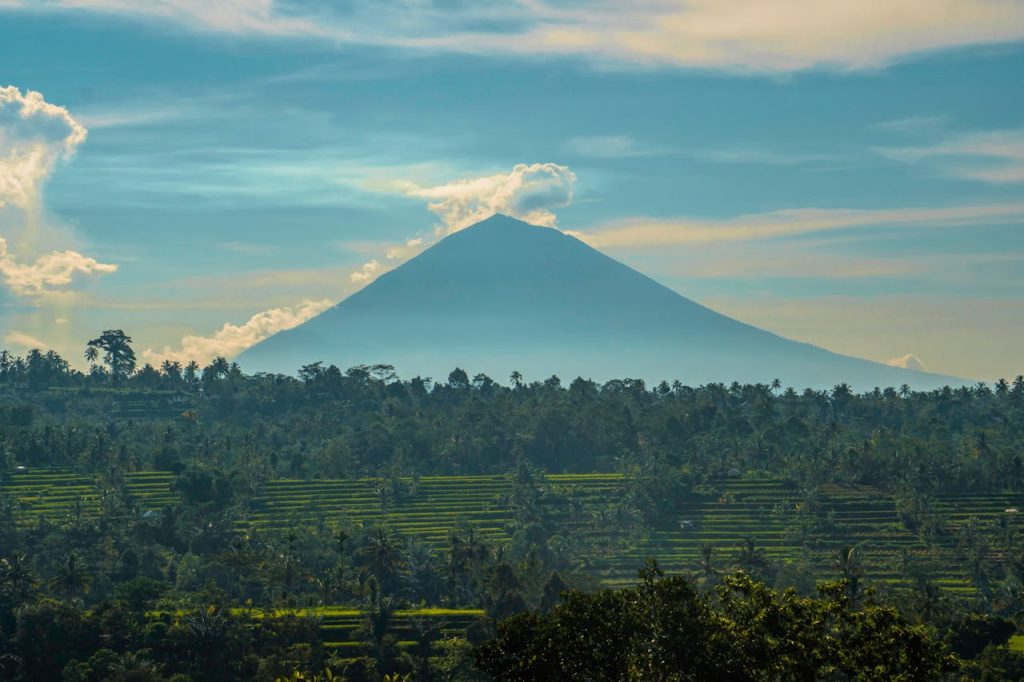 Une vue d'un volcan dans la région de Lampung en Indonésie.
