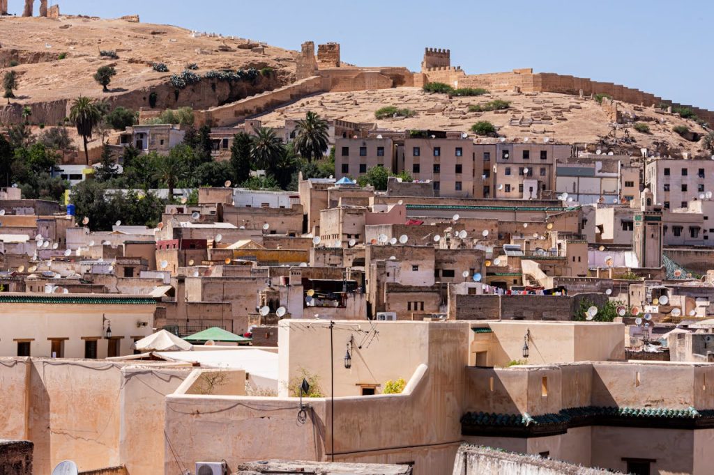 Une vue des maisons et des remparts de la ville de Fès au Maroc.