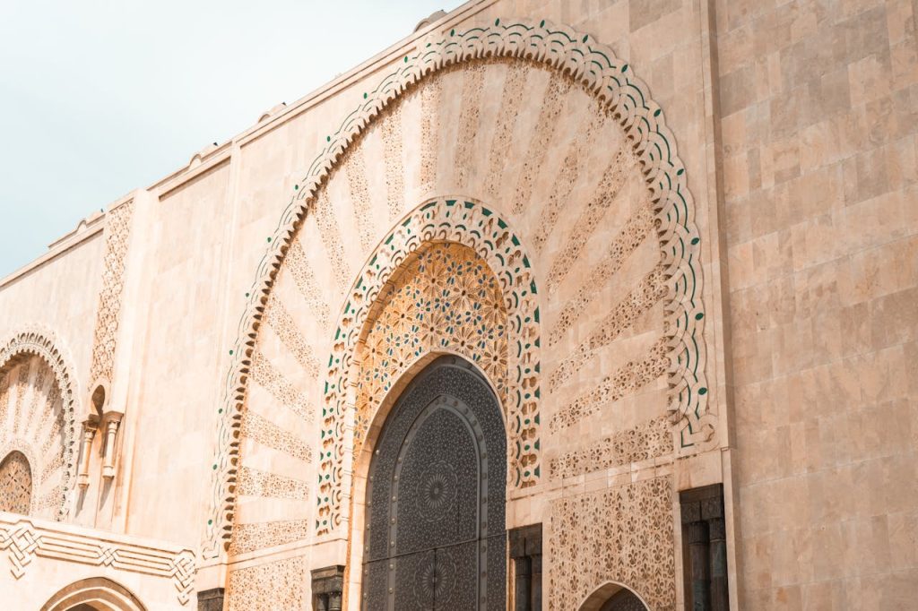 Une porte à l'architecture islamique traditionnelle à Casablanca au Maroc.