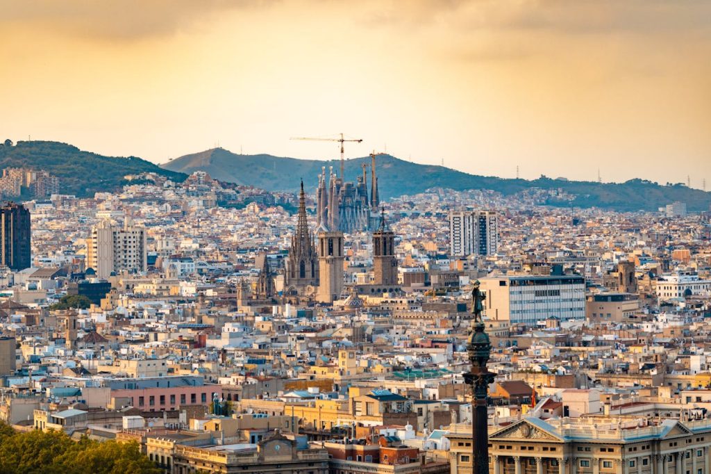 Une vue aérienne de la ville de Barcelone en Espagne, au fond la Sagrada Familia 