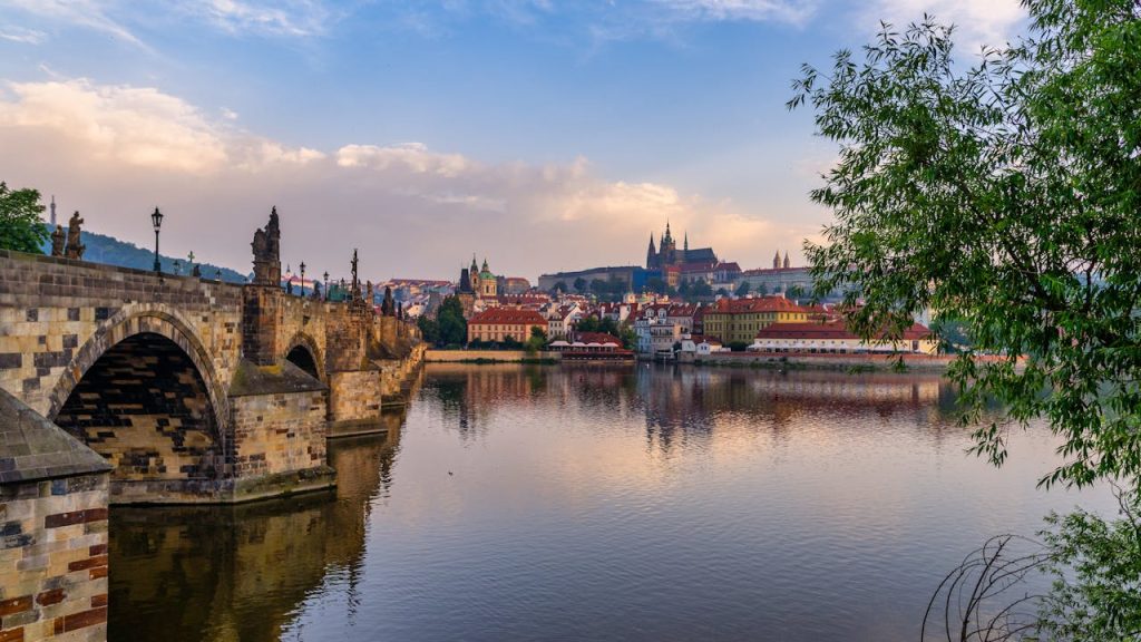 Vue de la Vltava et le pont Charles à Prague