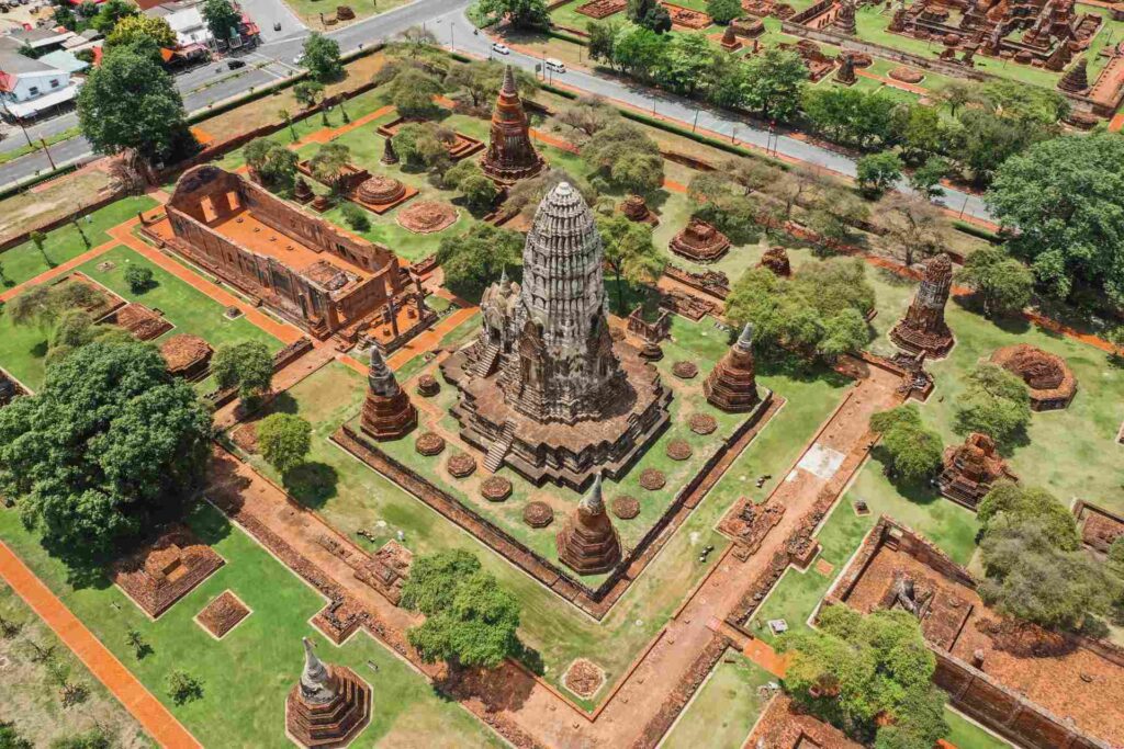 Une vue aérienne des ruines dans la ville d'Ayutthaya en Thaïlande