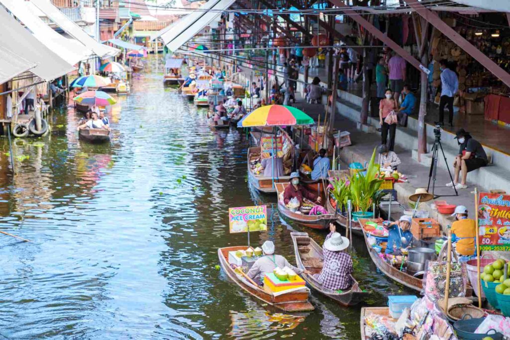 Une photo du marché flottant de Damnoen Saduak en Thaïlande avec ses étals sur les bateaux.