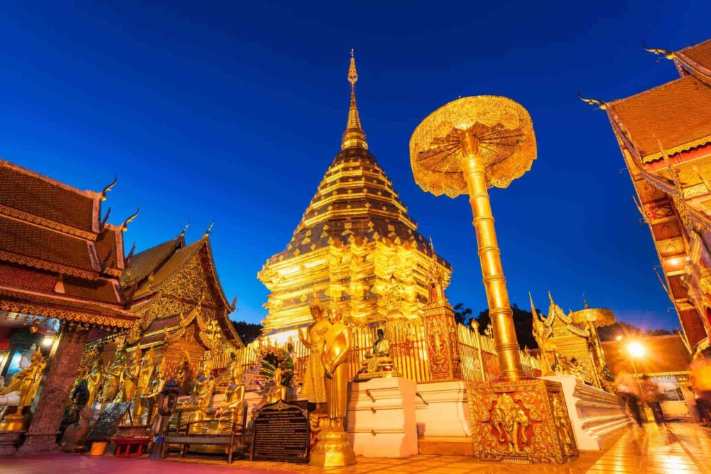 Le temple de  Wat Phra That Doi Suthep, Chiang Mai, vu de nuit et illuminé.