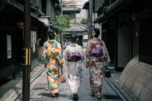 Trois Geisha Marchant Entre Les Bâtiments à Kyoto