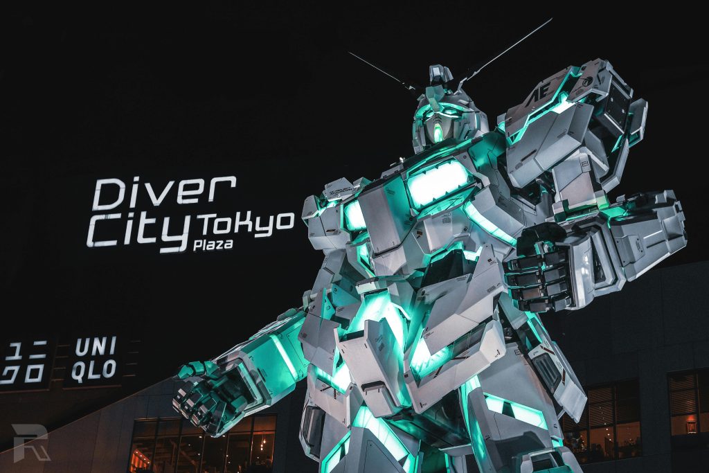 Licorne Gundam dans le quartier Odaiba, illuminé la nuit