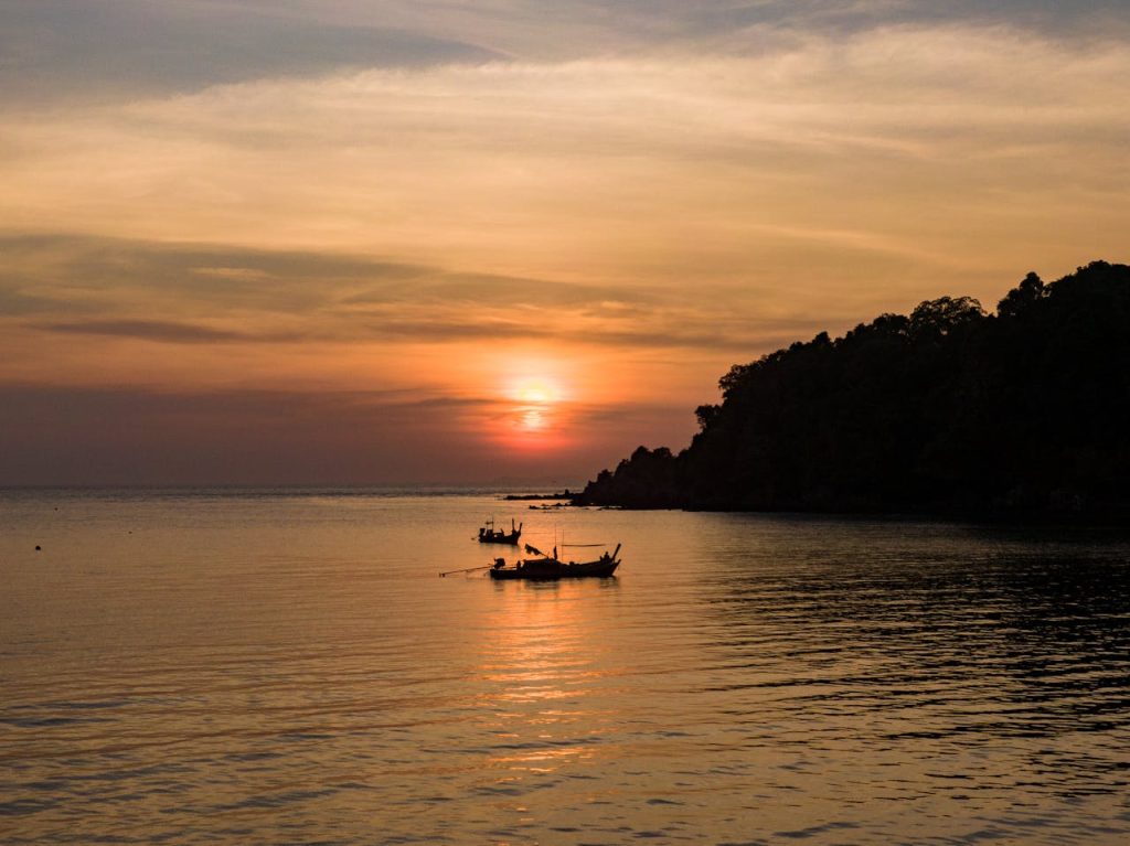 Un coucher de soleil vu depuis la plage 'Sunrise Beach" à Koh Lipe, en Thaïlande