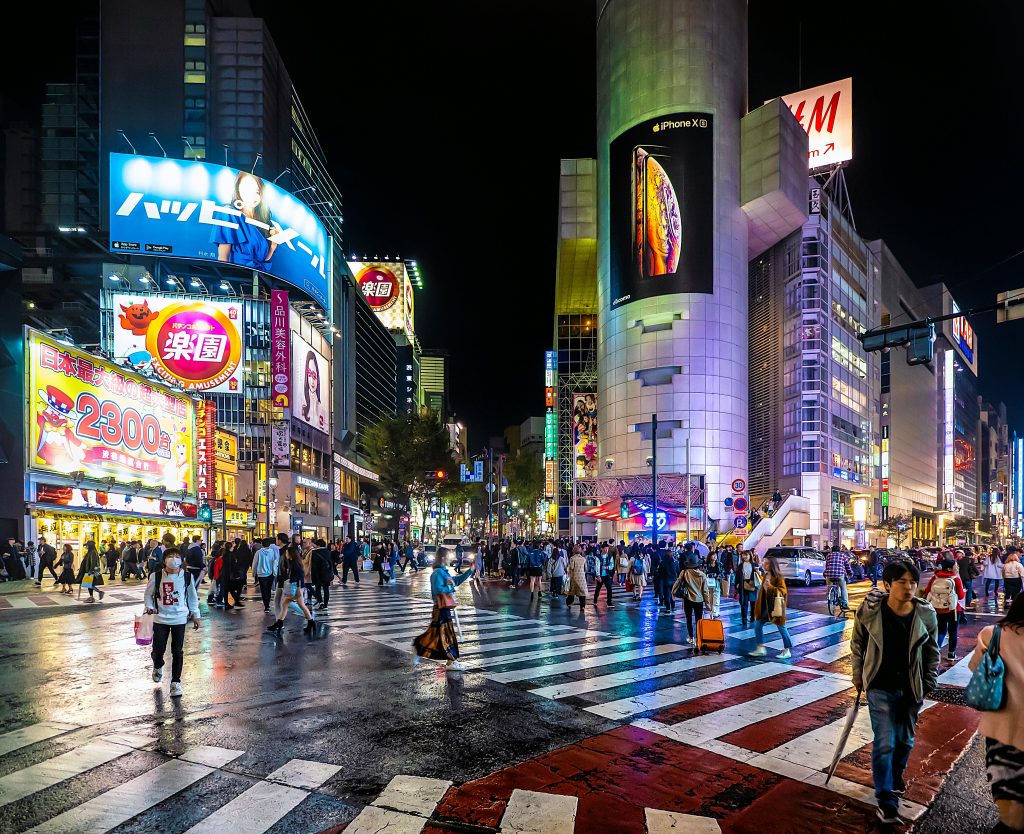 Carrefour de Shibuya à Tokyo de nuit avec les passants