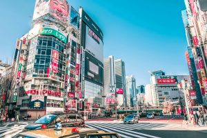 Voitures au milieu d'un carrefour à Tokyo