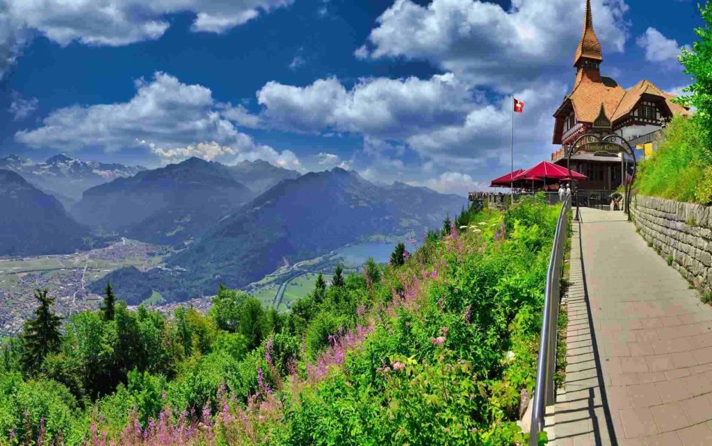 Paesaggio svizzero di natura, montagne, città e lago da un belvedere a Harder Kulm, Interlaken, Svizzera. 