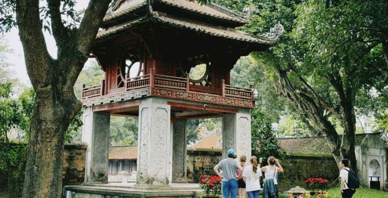 Gruppo di turisti ammira il Tempio della Letteratura a Hanoi, Vietnam