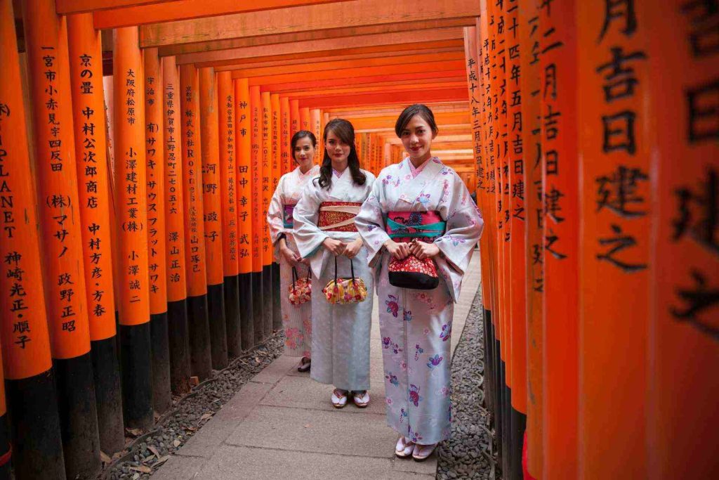 3 donne che indossano il kimono a Fushimi Inara, le porte rosse di Kyoto