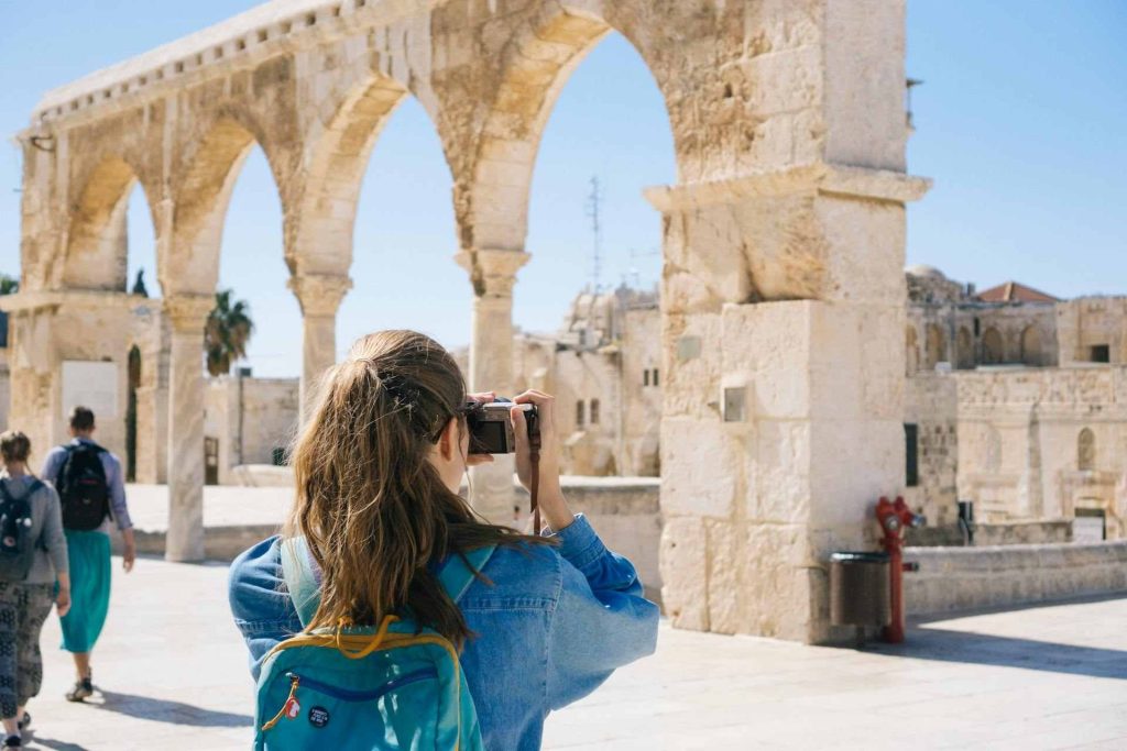 Donna che scatta foto alle rovine in Israele. 