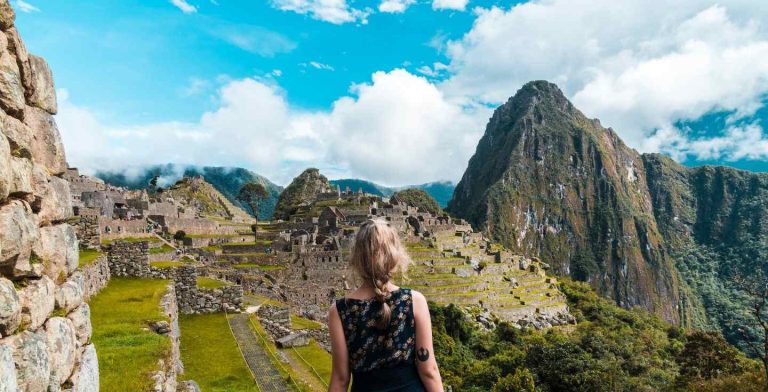 Donna davanti alle rovine di Machu Pichu in Perù