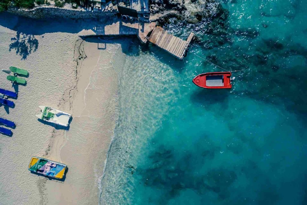 Spiaggia con barche di Ksamil, Albania