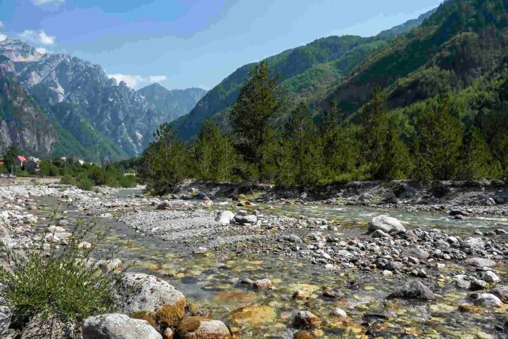 Alpi albanesi e fiume del Parco nazionale di Theth, Albania.