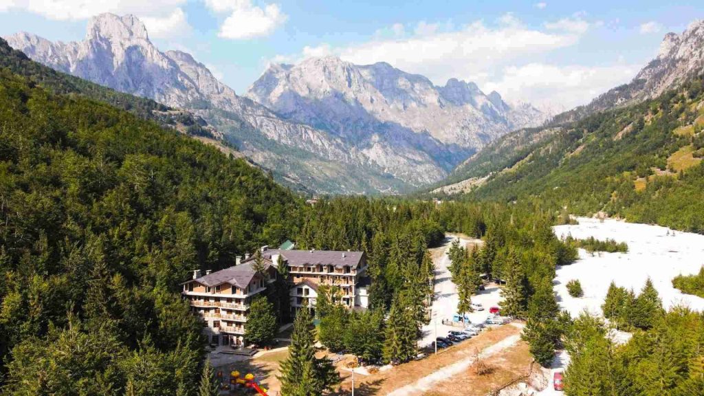 Montagne e alberi a Valbona, Albania