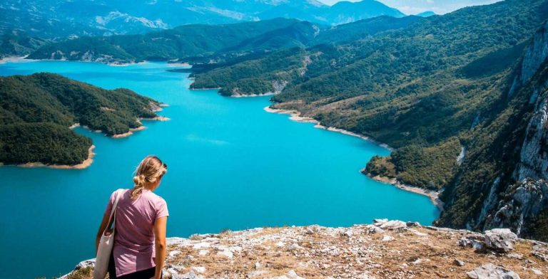 Un turista ammira il panorama del lago di Bovilla, Albania