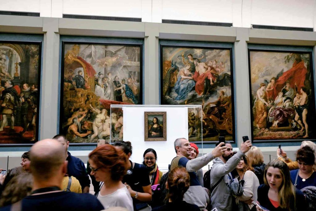 Turisti che scattano selfie al Museo del Louvre davanti alla Gioconda a Parigi, Francia