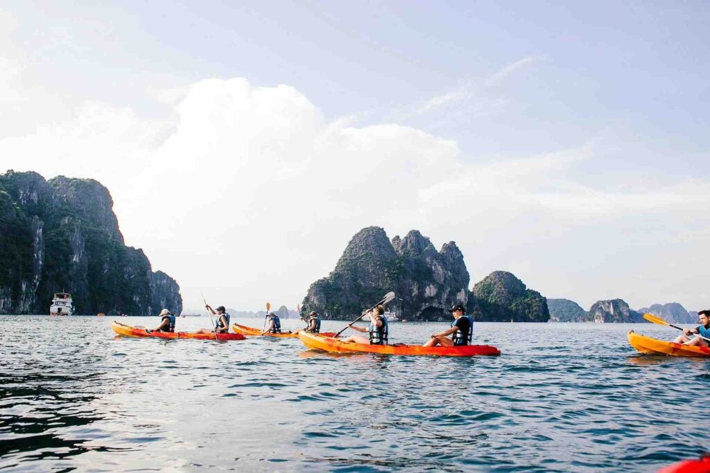 Turisti in kayak nella baia di Ha Long in Vietnam