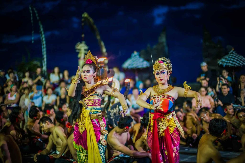 Donne che ballano una danza tradizionale davanti a una folla a Bali.