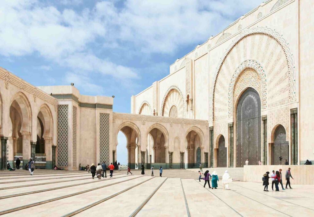 Persone davanti alla Grande Moschea Hassan II di Casablanca, Marocco