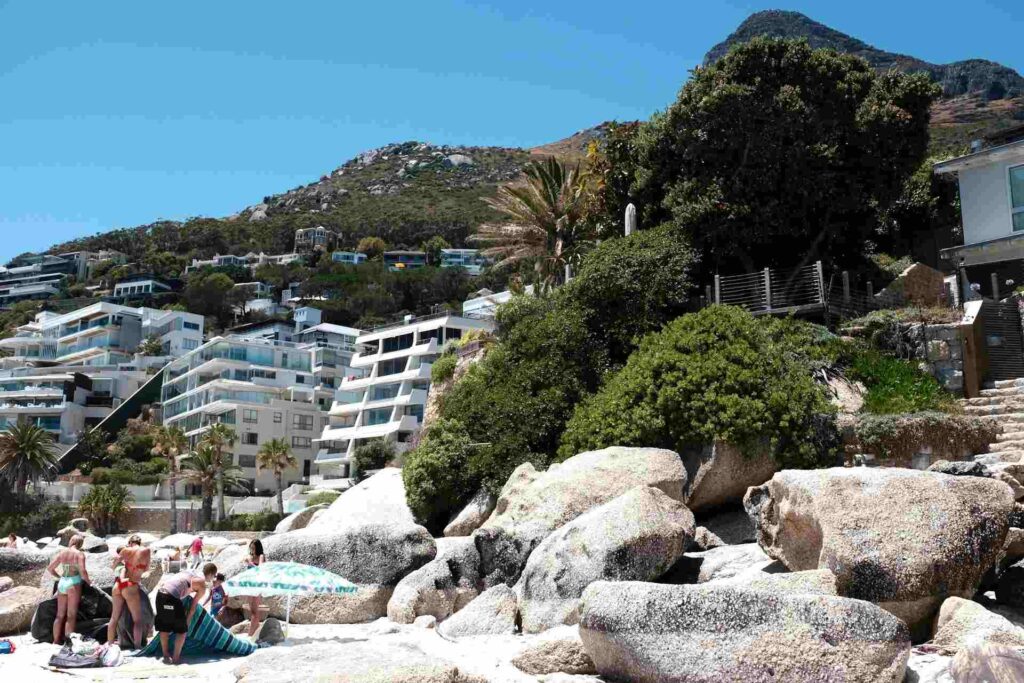 Turisti sulla spiaggia di Clifton 3, Città del Capo, Sudafrica. 