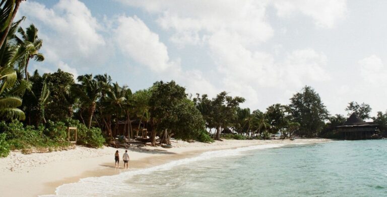 Coppia a passeggio su una spiaggia delle Seychelles