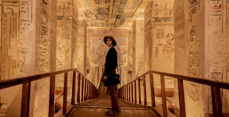 Donna in visita a un museo archeologico in Egitto