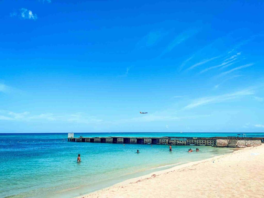 Persone che nuotano in mare in una spiaggia della Giamaica.