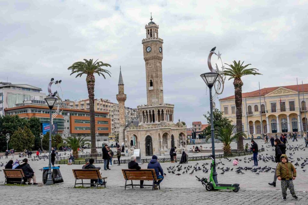 Persone in piazza a Izmir, Turchia.