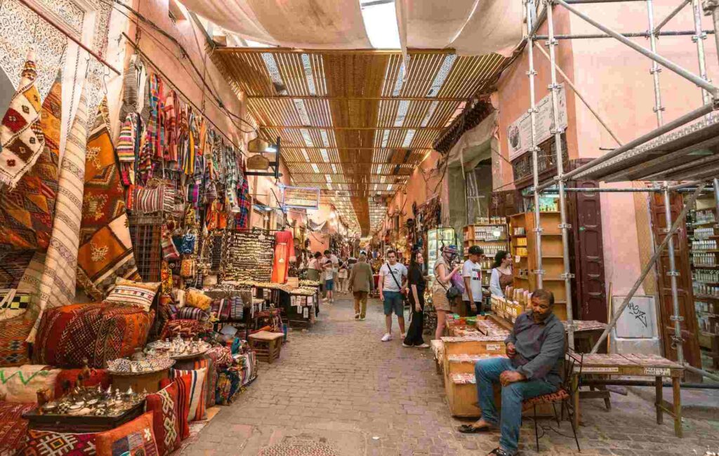 Persone in un mercato tradizionale di Marrakech