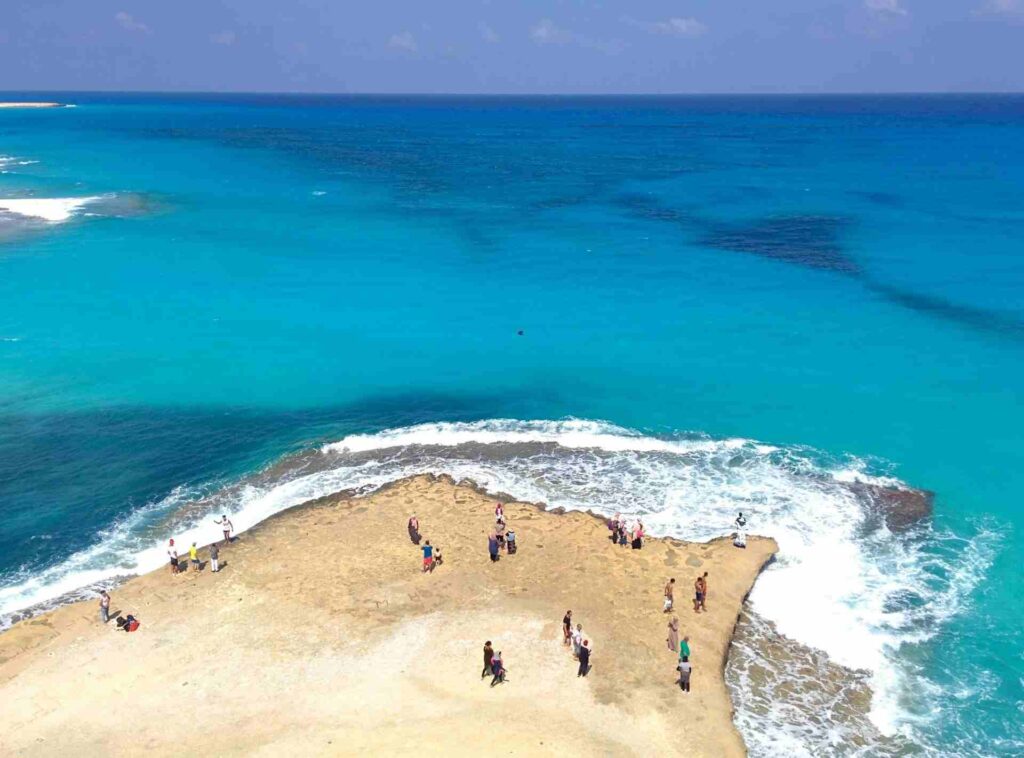 Gruppo di turisti che ammirano il mare a Marsa Matrouh.