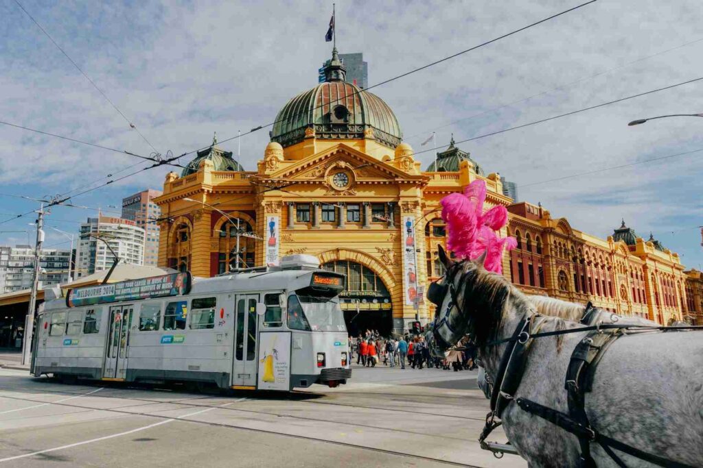 Personas frente a Flinders Street Railway Station, Melbourne, Australia.