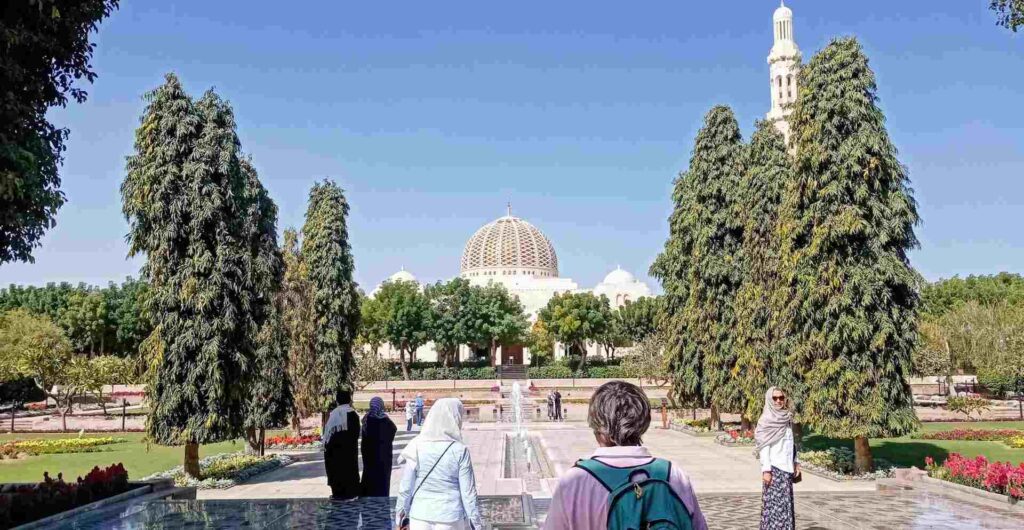 Turisti nei giardini della Grande Moschea del Sultano Qaboos, via Sultan Qaboos, Muscat, Oman