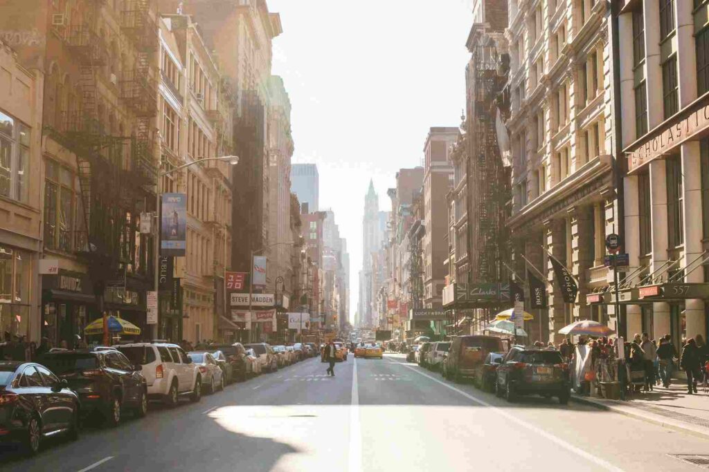 Persone che camminano per le strade di Broadway a New York.