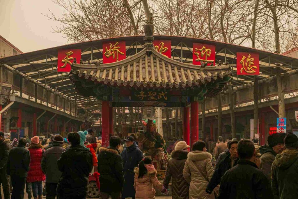 Un gruppo di persone in un tradizionale mercato di strada a Pechino, in Cina.