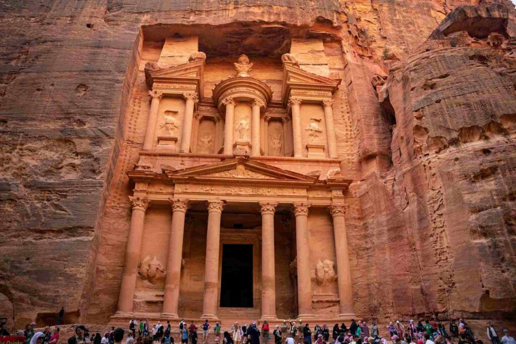 Gruppo di turisti davanti all'ingresso di Petra.