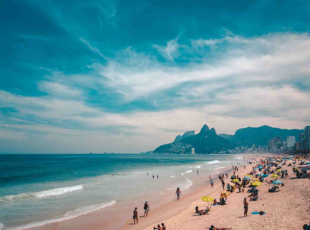 Vista panoramica di turisti sulla spiaggia di Rio de Janeiro