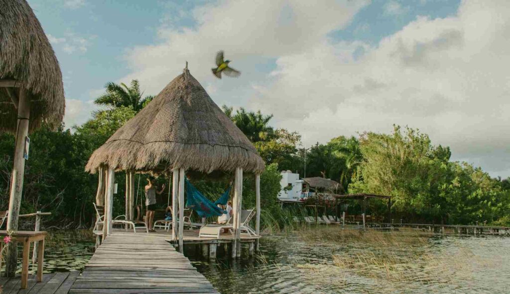 Donna in una baita su un lago nella Riviera Maya.