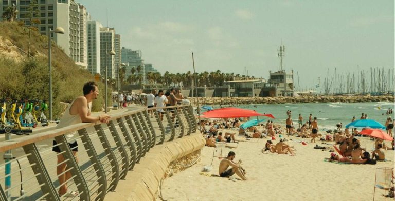 Turisti su una spiaggia di Tel Aviv in Israele